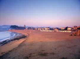 Los \chiringuitos\ en las playas asturianas se hacen adultos