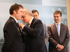 El ministro de Interior condecora a Rubén Gutiérrez, el policía que salvó a una mujer en el Metro