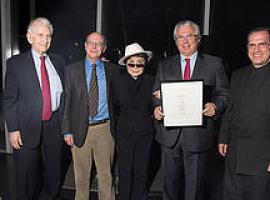 Yoko Ono en homenaje a Julian Assange