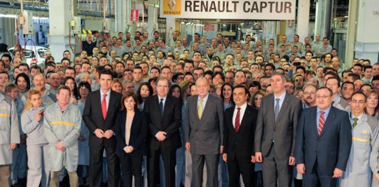La plantila de Renault en Valladolid posa en torno a Don Juan Carlos durante su visita
