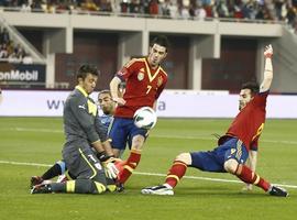 España impone su \ley\ ante Uruguay
