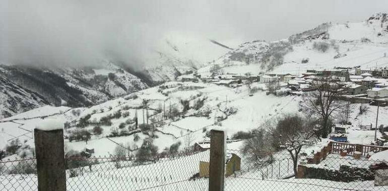 La nieve cierra al tráfico 10 puertos de Montaña y Pajares al tráfico pesado
