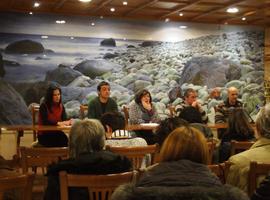 Un centenar de vecinos constituyen la plataforma \Por la Democracia en Cuideiru\