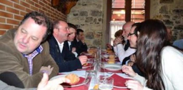 Hosteleros en apoyo de la sidrería el Lavaderu