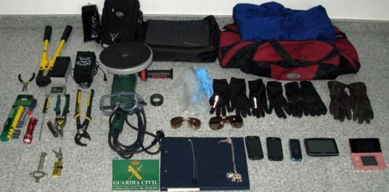 La Guardia Civil detiene a una pareja que se daba a la fuga tras varios robos en los Oscos