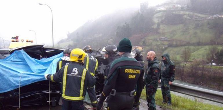 Un muerto al caer su vehículo al río Caudal en Mieres