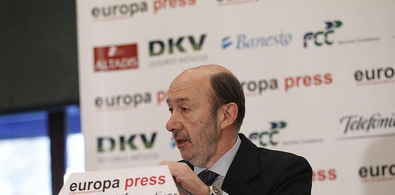 Rubalcaba exige contundencia al PP ante sospechas de financiación irregular 
