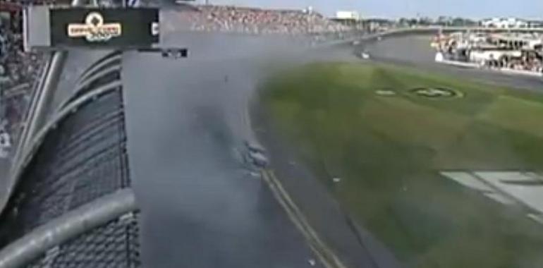 Espectacular accidente en la NASCAR (vídeo)