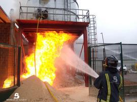 Sofocado un aparatoso incendio en una carpintería de Sotrondio, sin víctimas