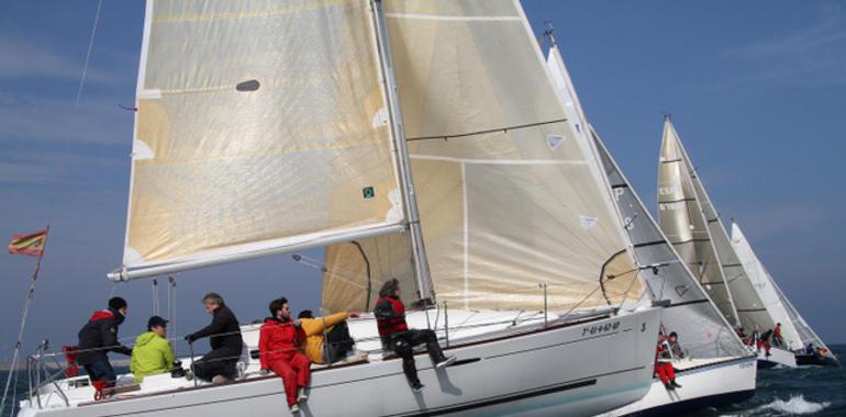Tamborilero y Espumero, líderes en el Trofeo de Primavera en la bahía gijonesa