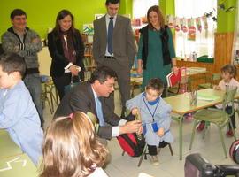 El Presidente de la JGPA y la Alcaldesa de Caravia apuestan por la colaboración institucional