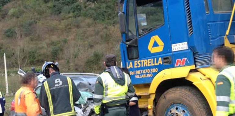Excarcelada una mujer herida al chocar su vehículo con una hormigonera en Proaza