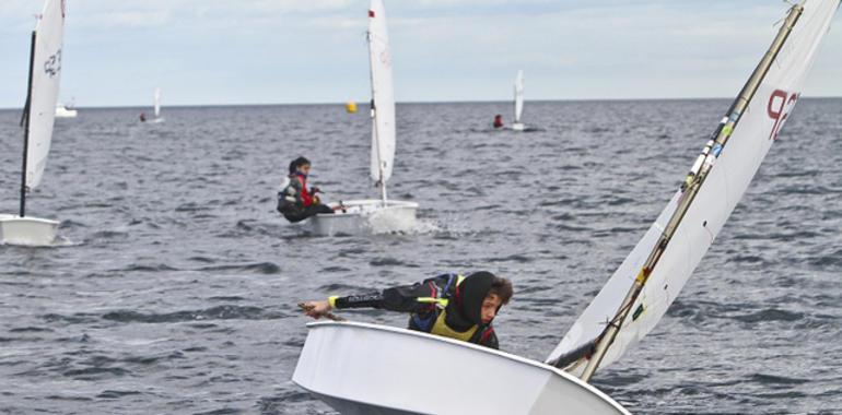 Jaime Álvarez-Hevia, del RCAR, vencedor de la Copa Asturias de Optimist