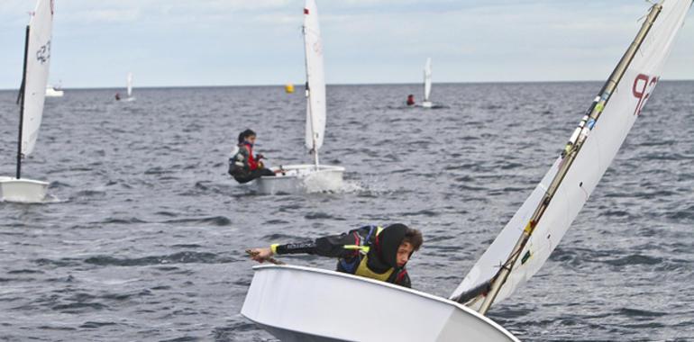 Jaime Álvarez-Hevia, del RCAR, vencedor de la Copa Asturias de Optimist