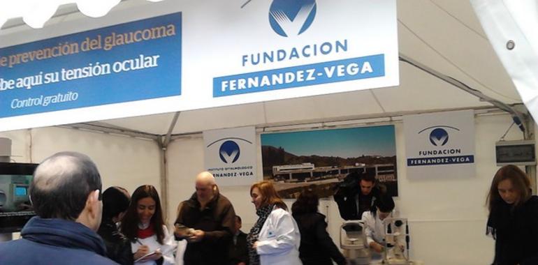 Cientos de ovetenses acuden a revisar la presión ocular en la carpa del Instituto Fernández Vega 