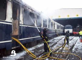 El fuego destruye un vagón del Trascantábrico en los talleres de FEVE