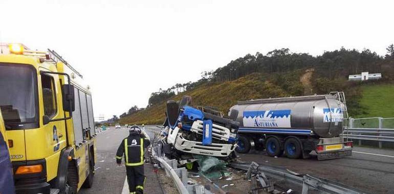 Herido tras sufrir un vuelco con el camión que conducía en el entorno del puente de Canero