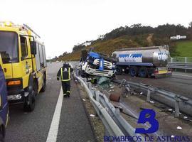 Herido tras sufrir un vuelco con el camión que conducía en el entorno del puente de Canero