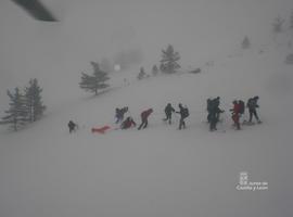 Evacuan a un montañero herido en el Pico Lago (León)