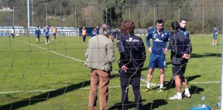 Toni Fidalgo presencia el entrenamiento del Oviedo