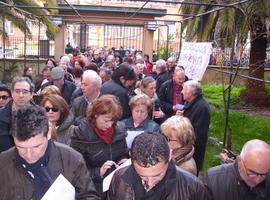 Un millar de damnificados por las preferentes se indigna en La Madreña
