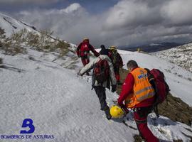 Trasladada al HUCA una excursionista indispuesta en la ruta del Camin Real de la Mesa