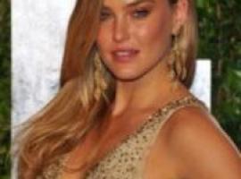 Causa polémica Bar Refaeli por ser la imagen de una campaña en Israel