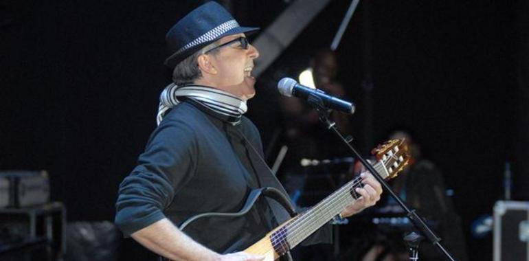 El músico y cantante brasileño Vaudí y su grupo actúan mañana viernes en Llanes