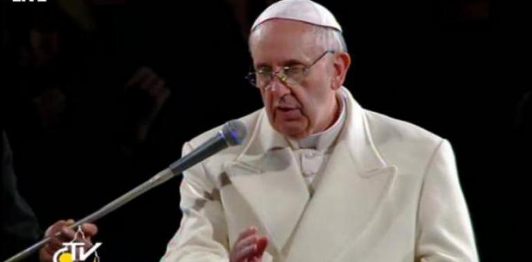 Francisco: "Yo tambièn me pongo con vosotros ante la Sábana Santa"