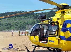 Herido un pescador tras resbalar y caer al pedreru cerca de Xagó