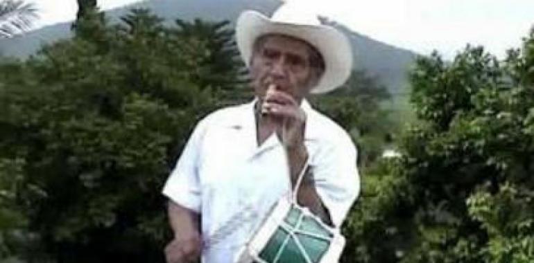 A sus 80 años, Florentino Sorela continúa bailando la Danza de los Tecuanes