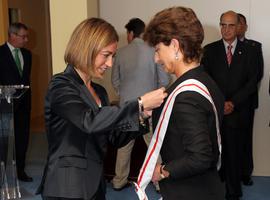 Chacón condecora a la Directora de la Agencia Europea de Defensa