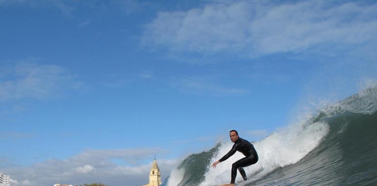 Surfistas y surf, por Luis Bericua en la exposición De sábado a sábado 