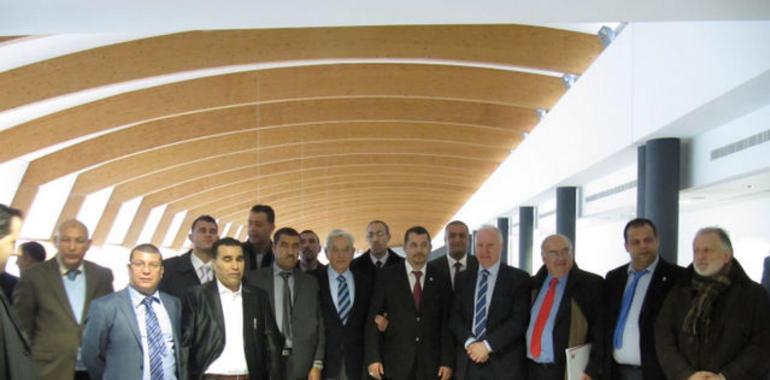 Empresarios argelinos conocen la experiencia asturiana en equipamiento sanitario