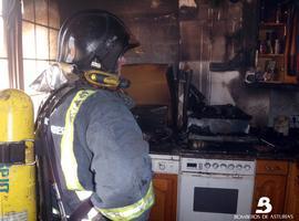Sofocan un incendio en Doctor Graíño, en Avilés, y orientan al inquilino