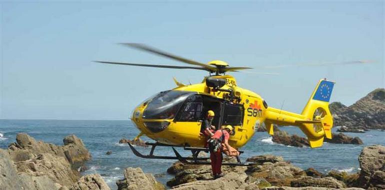 Un pescador deportivo herido en una pierna al caer a un pedreru en Cudillero