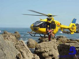 Un pescador deportivo herido en una pierna al caer a un pedreru en Cudillero