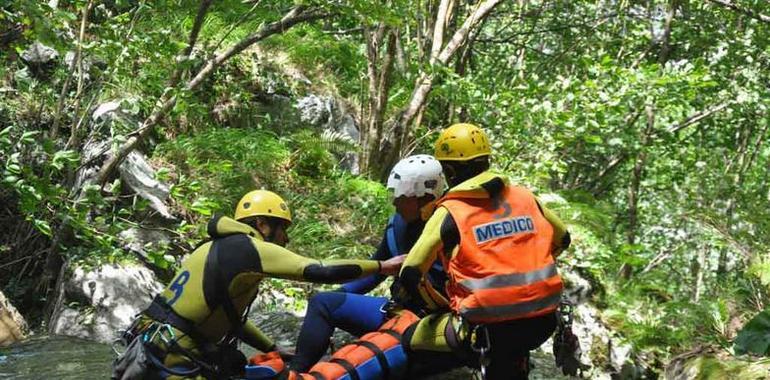 Rescatado un barranquista herido en accidente en Villamejil de Proaza