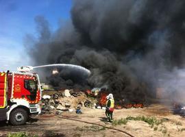 Los bomberos luchan para apagar un gran incendio en un depósito de neumáticos en Madrid