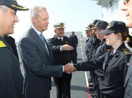  Morenés visita el Buque ‘Juan Carlos I’