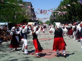 Gira por Euskadi de los grupos Oinkari Basque Dancers y Amuna Says No de Boise 
