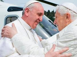 Conferencia de Julián Herrojo sobre el pontificado de Benedicto XVI, en el Ateneo Jovellanos