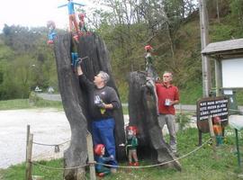 Tareas de mantenimiento en las tallas de madera del Camin Encantau