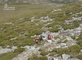 El Grupo de Rescate auxilia a un montañero herido en La Serrota