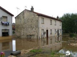 La lluvia obliga a los bomberos a evacuar a una familia de su vivienda inundada en Salinas