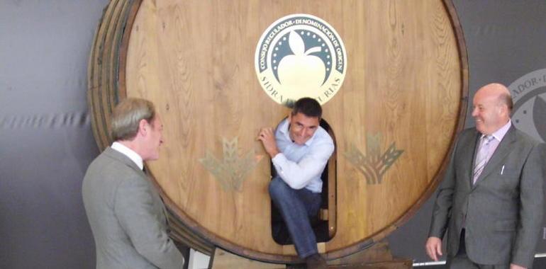 Eloy Cortina espicha a Manolo Busto en el Salón de la Sidra DOP