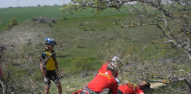 Protección Civil evacua a un ciclista herido en la senda del Tren Burra