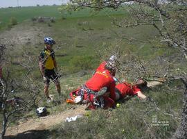 Protección Civil evacua a un ciclista herido en la senda del Tren Burra