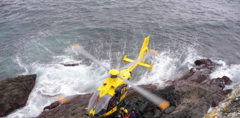 Rescatado un pescador tras caer desde una peña en El Cereizo, en Navia