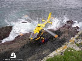 Rescatado un pescador tras caer desde una peña en El Cereizo, en Navia